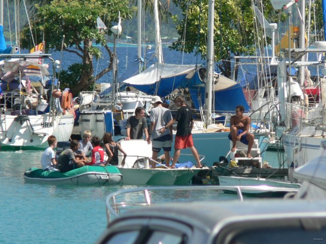 125- Les enfants partent camper sur le motu de Mirimiri 